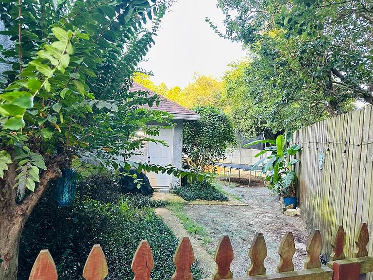 Side Yard / Dog Run