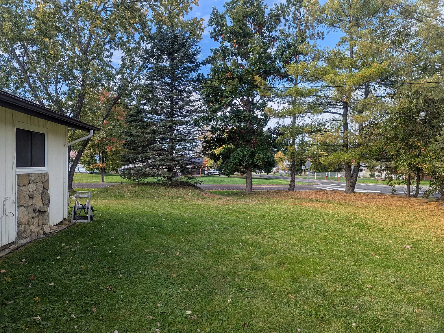 3 bed, 1.5 bath, 1800 sqft, $2,391 — Photo 2
