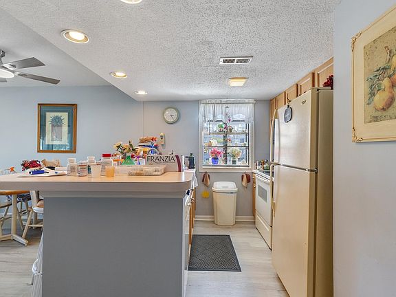3rd image of 351 Lake Arrowhead Rd. #402