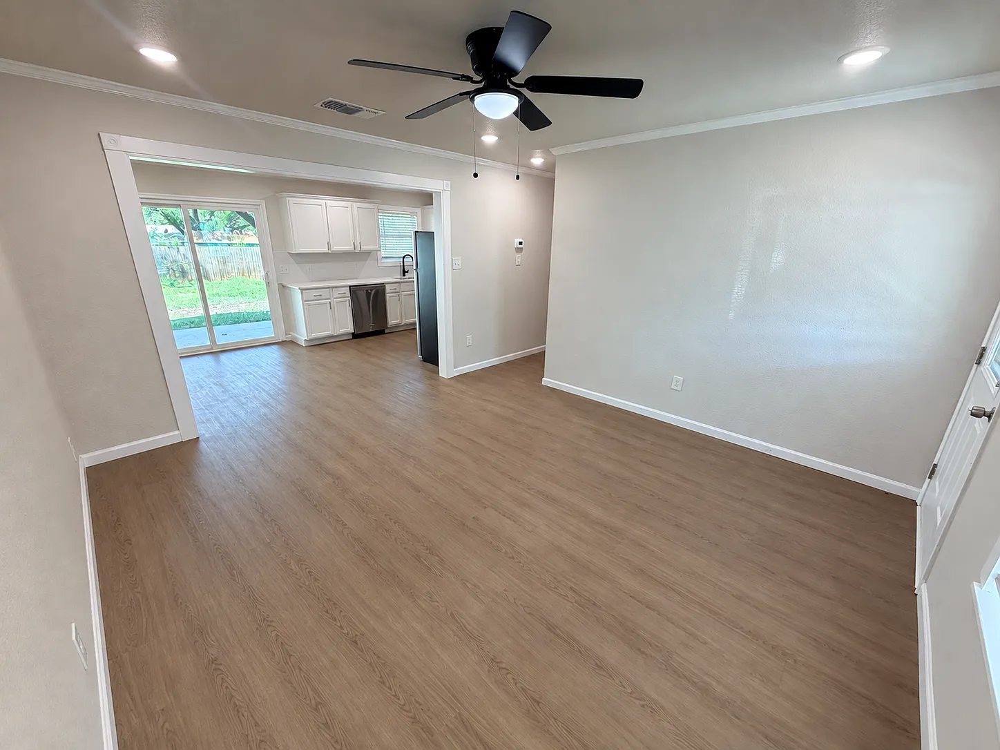 4 bed, 2.5 bath, 1400 sqft, $1,725 — Photo 2