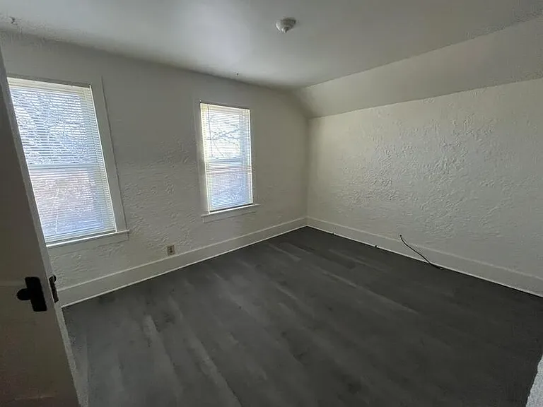 922-924 Erie Ave #924 — Photo 12