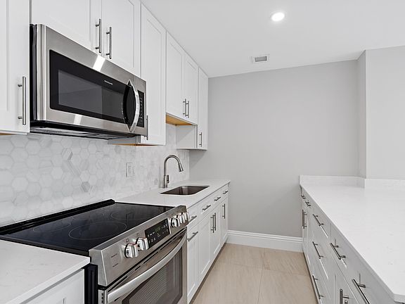 4th image of 301 SE 12th Ave #6