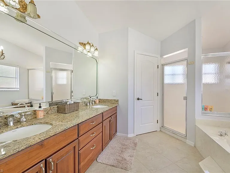 300 Wentworth Ct — Photo 13