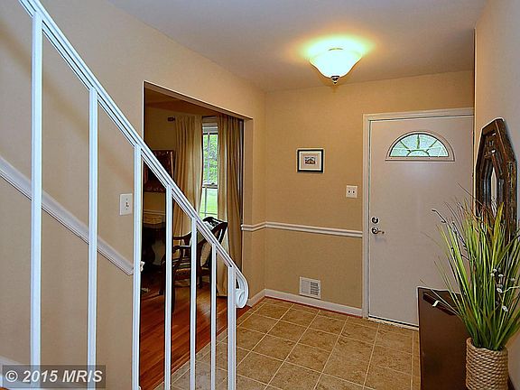 Inviting Foyer to Welcome Your Guests