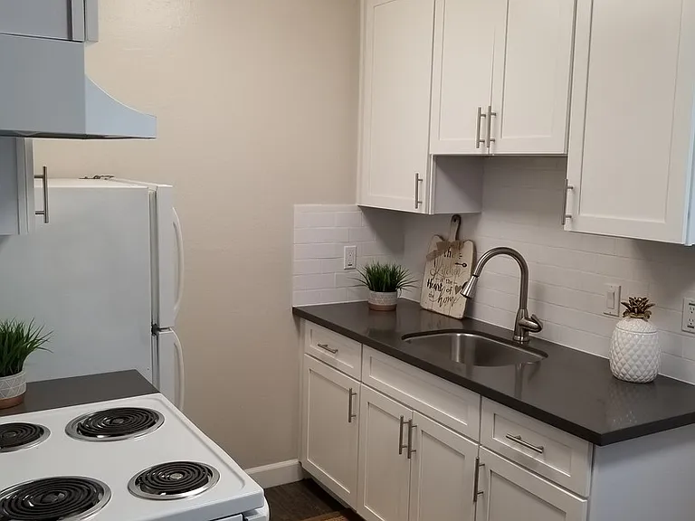 2412 Q St — Photo 2