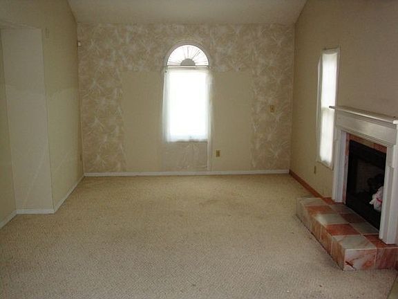 3rd image of 2454 Glenwood Dr