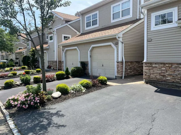105 Carriage Lane #105, Plainview, NY 11803