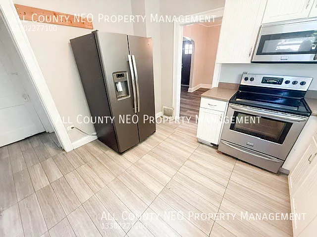 Spacious 3-Bedroom Home with Large Front Porch — Photo 3