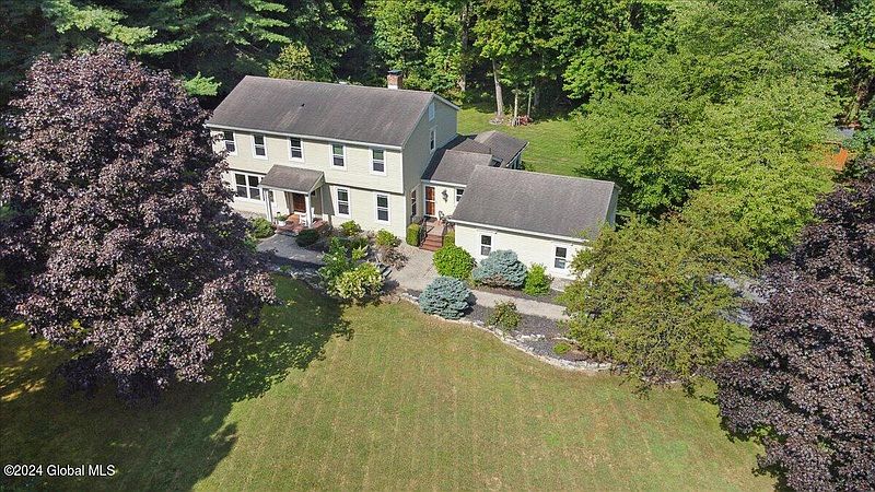 3rd image of 5 Sandspring Drive N
