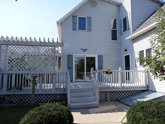 3rd image of 740 Marinette Ave
