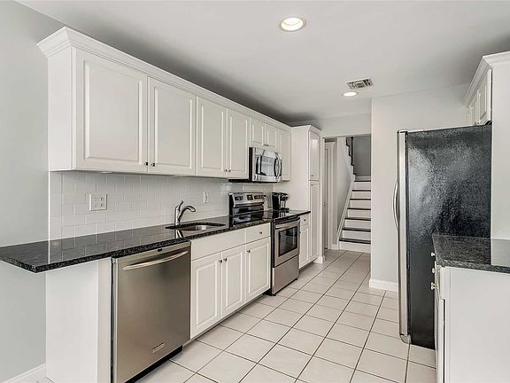 5th image of 309 Bristol Ct