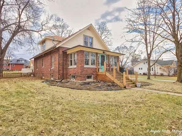 201 1st St, Crystal Lake, IL 60014