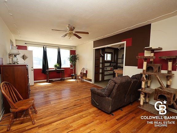3rd image of 810 Pearl St