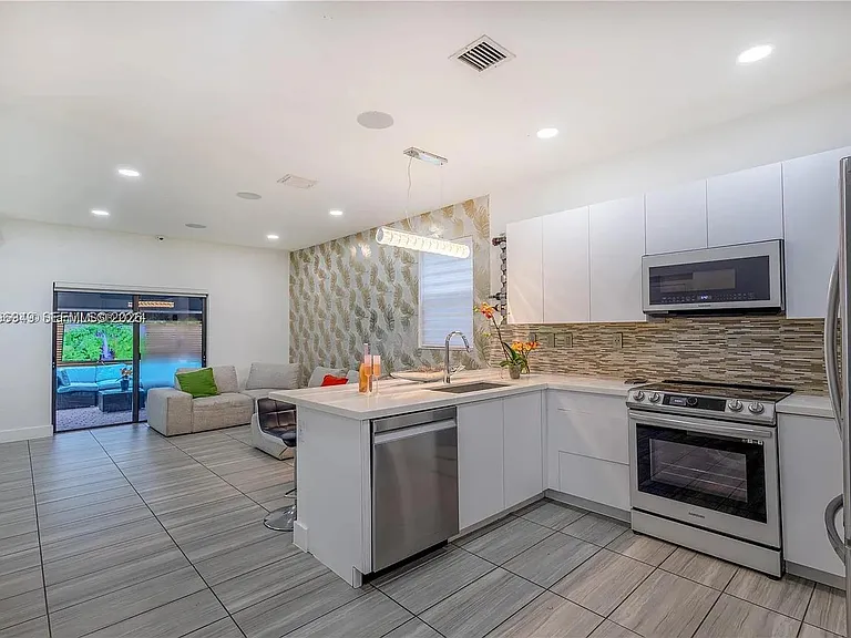 NW 103rd Pl — Photo 18