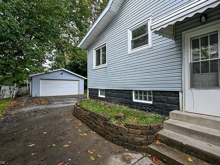 1088 Lexington Ave — Photo 12