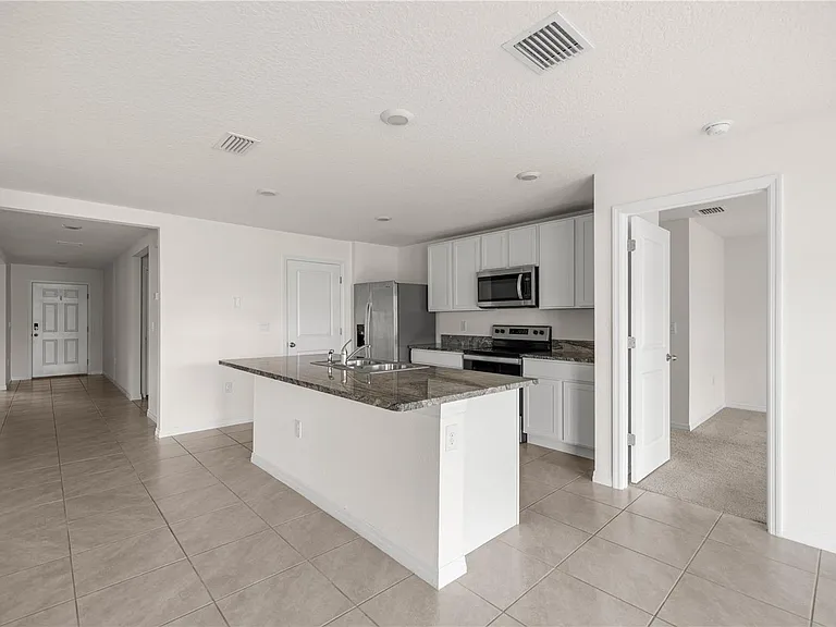 8904 SW 50th Ter — Photo 3