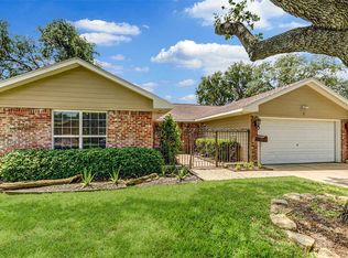 9 Maple Ln, Galveston, TX 77551
