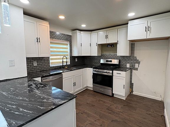 5th image of 301 W Hazeltine Ave #1
