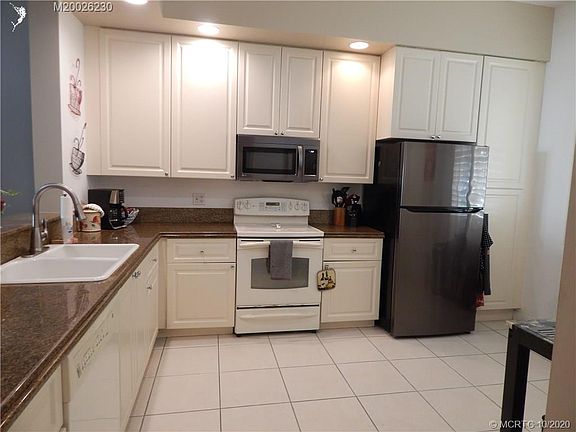 5th image of 19 Harbour Isle Dr E #103