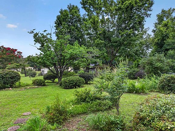 5th image of 800 Magnolia Dr