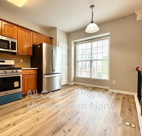 1033 Thornborough Dr — Photo 7