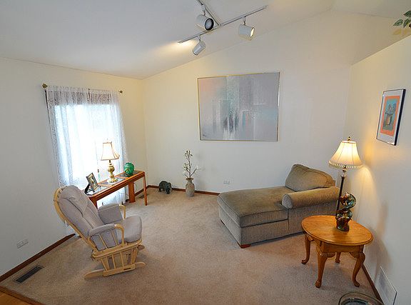 2nd image of 919 Hartwood Dr