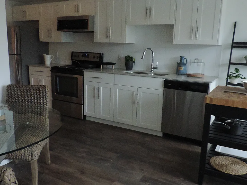 366 E 3rd St #305