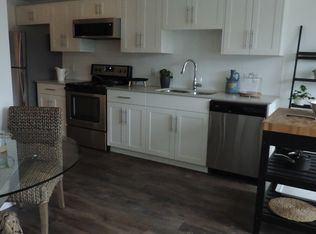 366 E 3rd St #305, North Vancouver, BC V7L 1E6