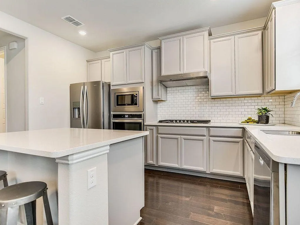 3 bed, 2.5 bath, 1810 sqft, $3,000 — Photo 2