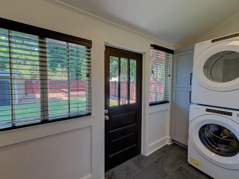 2405 Sumter St — Photo 17