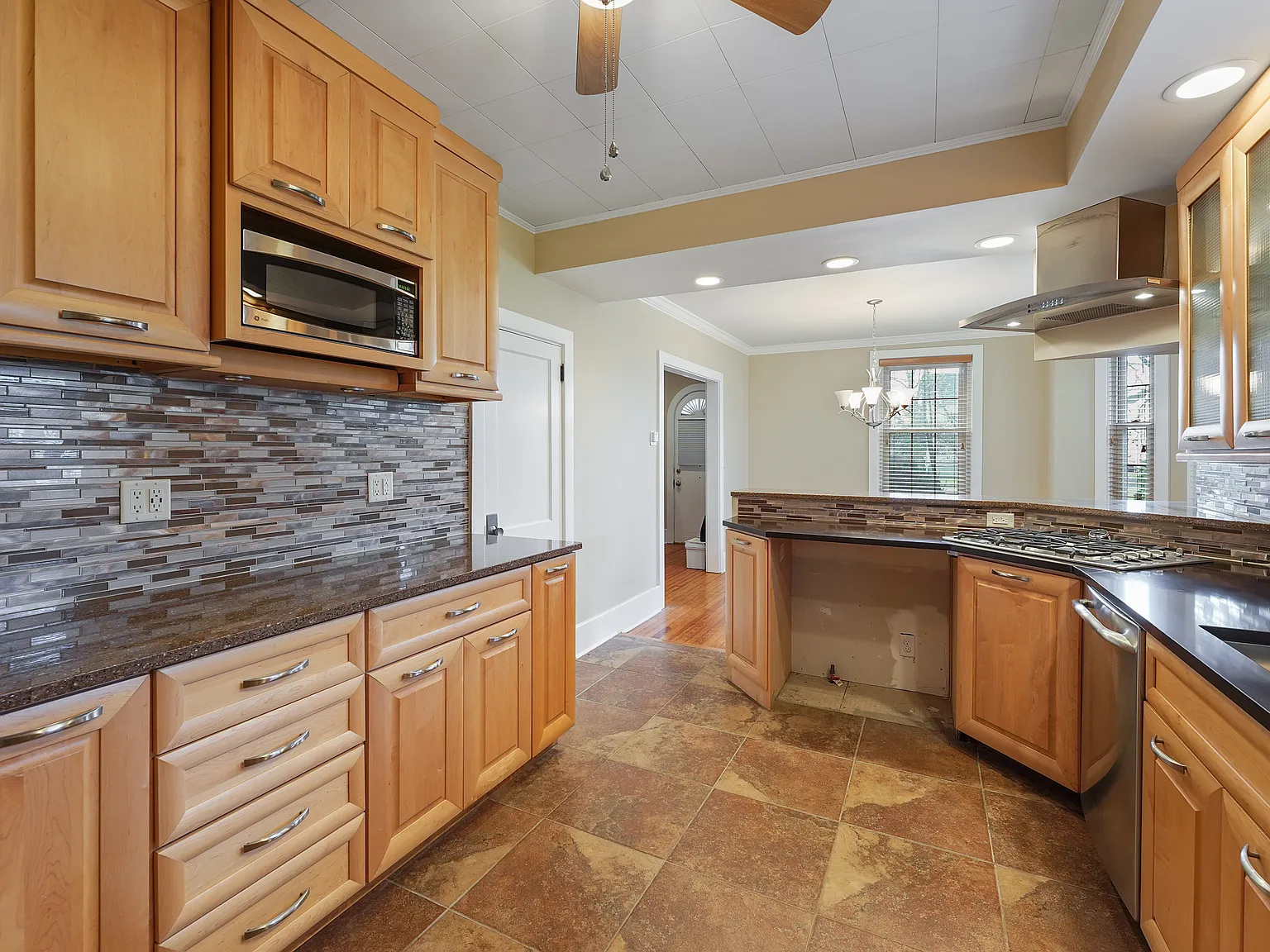 3 bed, 1.5 bath, 2250 sqft, $2,900 — Photo 2