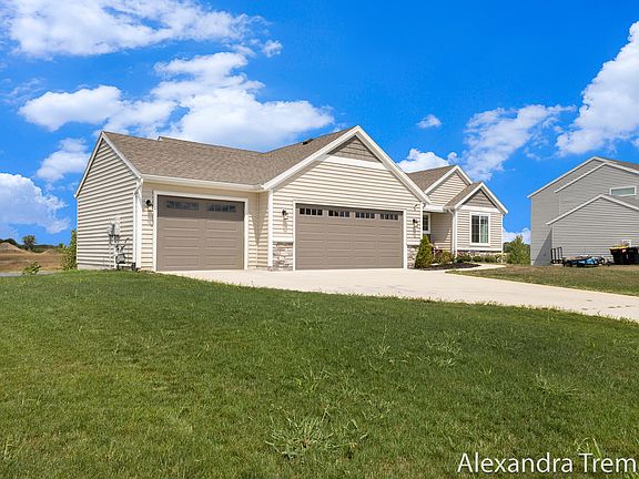 4th image of 251 Warbler Dr