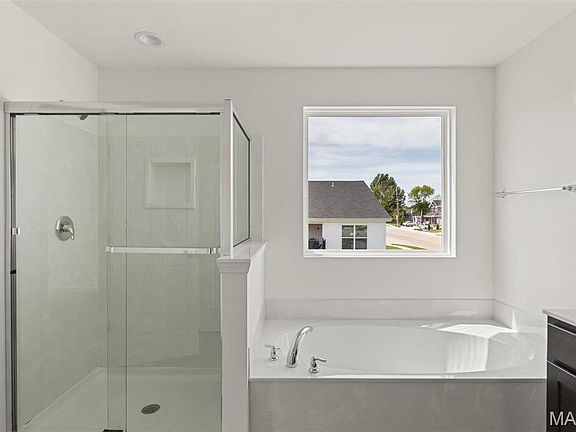 5th image of 402 Yellow Rose Ct