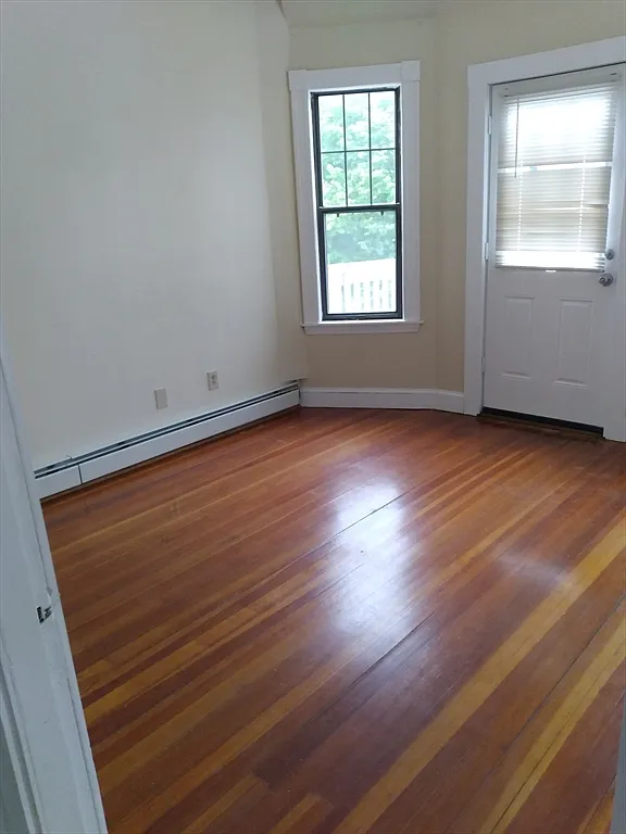 4 bed, 1.0 bath, 1400 sqft, $3,400 — Photo 2