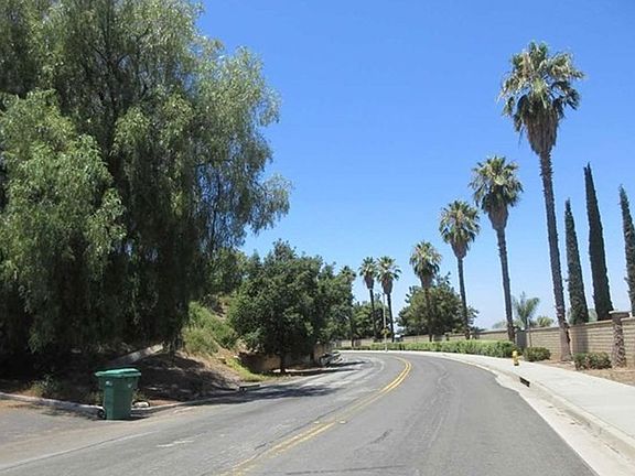 Exterior Neighborhood (street photo)