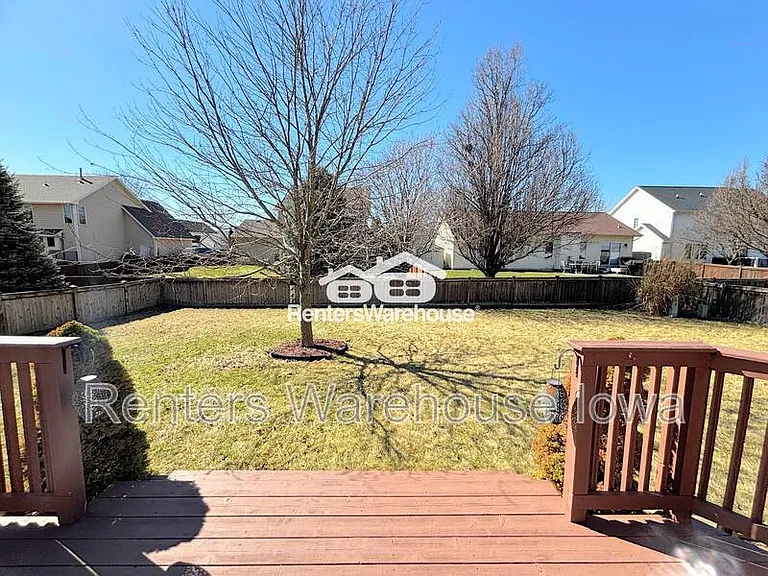 330 NE Cardinal Ln — Photo 16