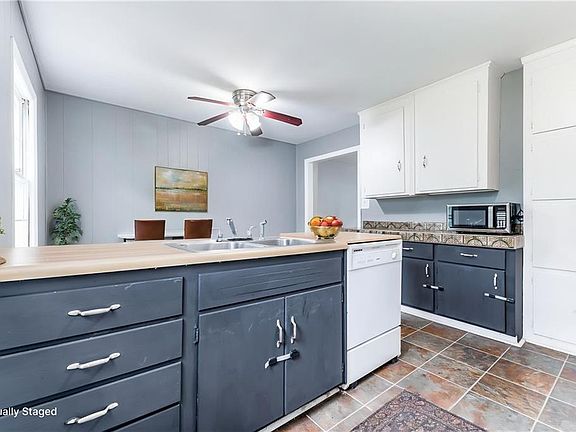 3rd image of 6721 Larsen Ln