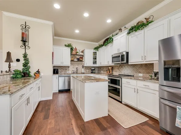1217 Summerset Ln, Burleson, TX 76028