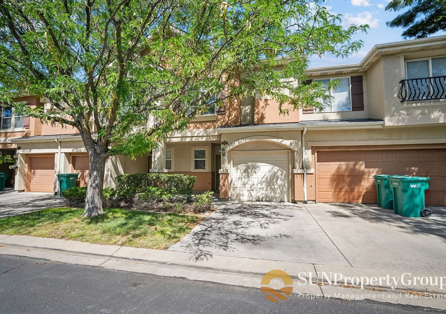 Beautiful Townhome in Excellent West Valley Area — Photo 1