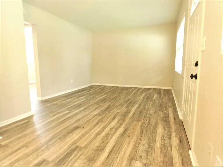 1225 E Gore St — Photo 4