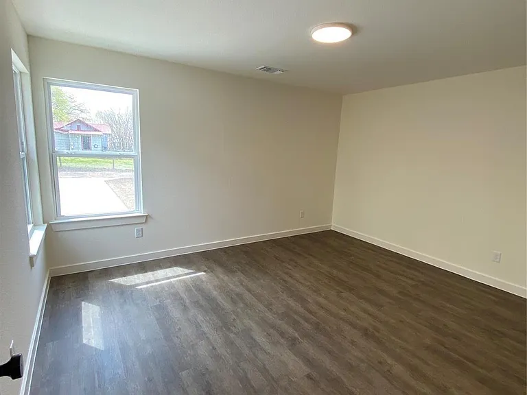 610 E Texas St — Photo 3