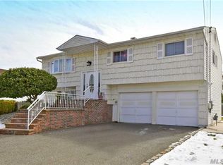 107 Spray St, Massapequa, NY 11758