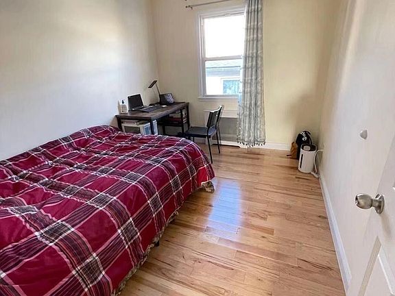 5th image of 31 Dongan Hills Ave