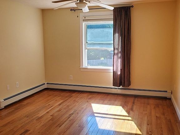 5th image of 33 Fox Hill Dr