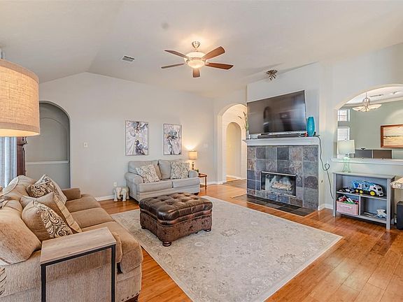 5th image of 724 Saddleback Ln