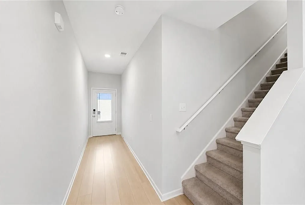 3 bed, 3.0 bath, 1760 sqft, $2,400 — Photo 3