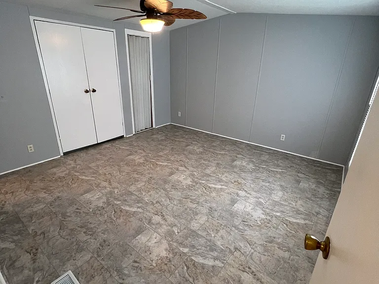 Large Master Bedroom (pic 1)