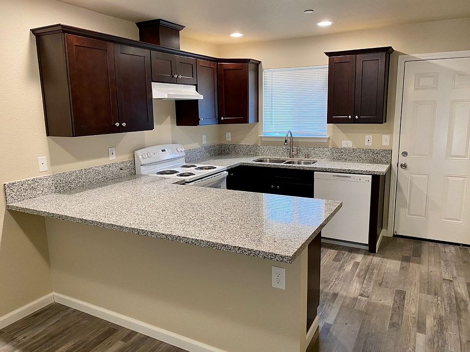 1st image of 4271 N Chestnut Ave #103