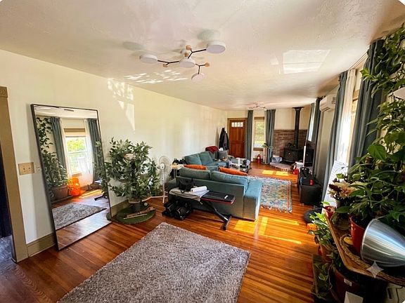 3rd image of 204 Oriole Ave Floor 1