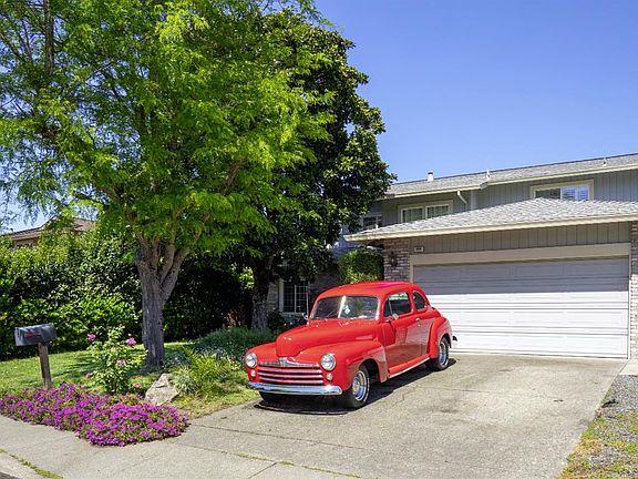 3rd image of 868 Holly Avenue